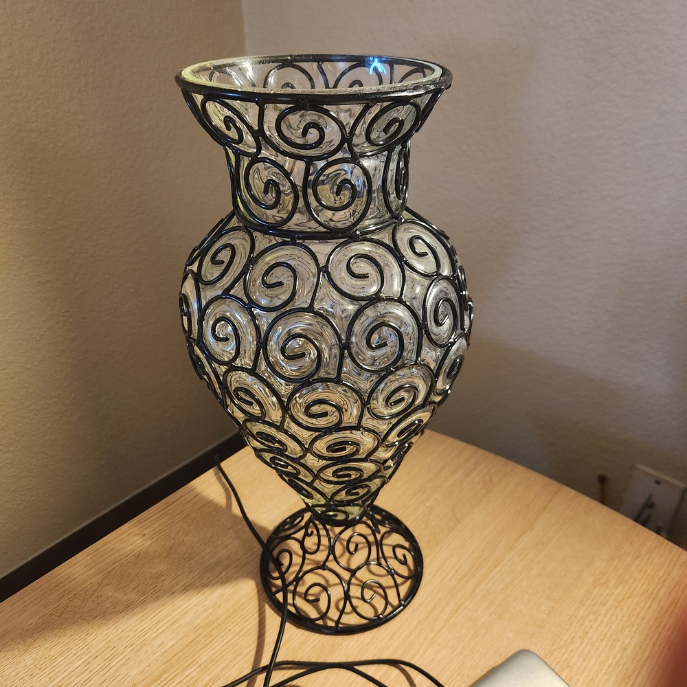 Elegant Swirl Glass Vase - Picture 3 of 3